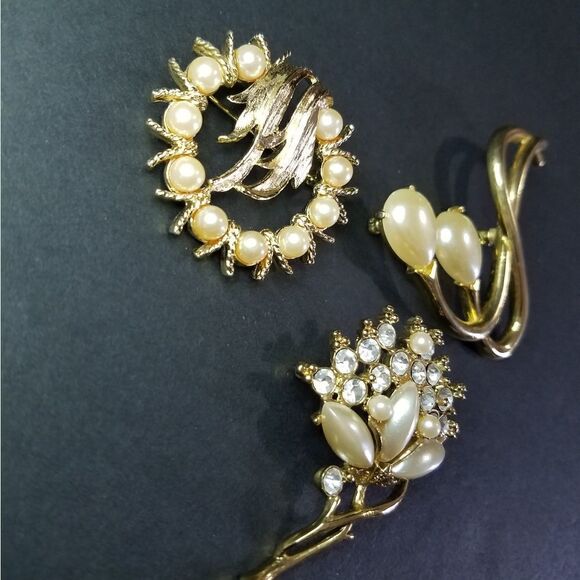 Vintage Lot of Three Faux Pearl Gold Tone Icy Clear Rhinestone Brooch Pins - Picture 3 of 7